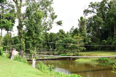 Nehrin üzerindeki köprünün parktaki güzel manzarası. 