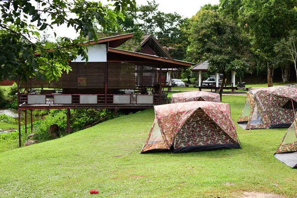 公园里的木屋和帐篷 — 图库照片