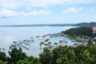 Dağın tepesinden bakınca denizi ve şehri görebilirsin.