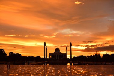 Songkhla Eyaleti 'nin ortasındaki Mescid' de güzel altın gökyüzü ile gün batımı manzarası, akşamları renkli gökyüzü ışıkları.