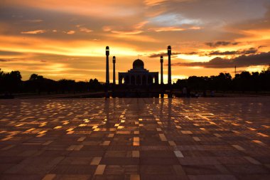 Songkhla Eyaleti 'nin ortasındaki Mescid' de güzel altın gökyüzü ile gün batımı manzarası, akşamları renkli gökyüzü ışıkları.