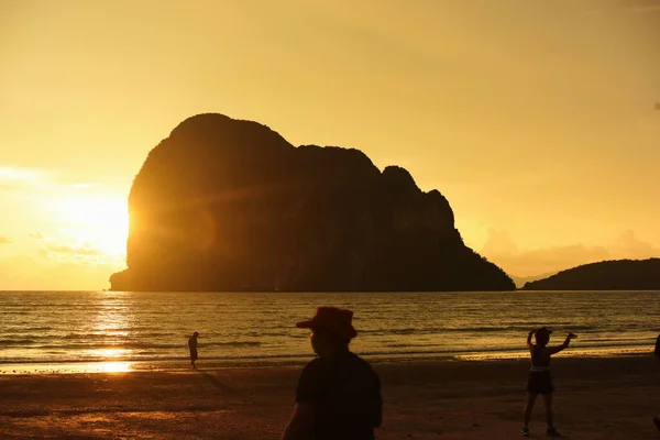 Vista Pôr Sol Com Belo Céu Dourado Céu Colorido Ilumina — Fotografia de Stock