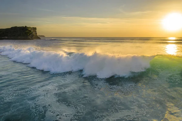 Μεγάλα κύματα στο ηλιοβασίλεμα — Φωτογραφία Αρχείου