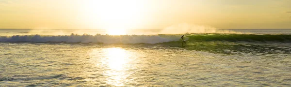 Surfeurs au coucher du soleil dans l'océan — Photo