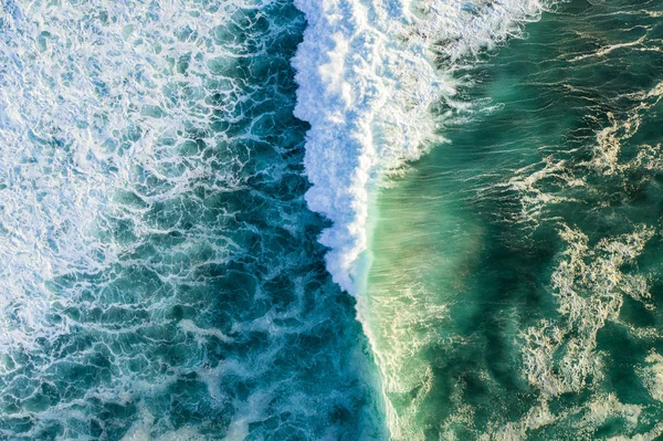 Глядя вниз на огромные волны — стоковое фото