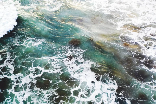 Olas lavándose sobre rocas — Foto de stock gratuita