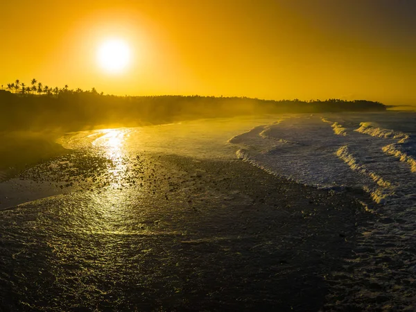 Δραματικό ηλιοβασίλεμα πάνω από την ακτή — Φωτογραφία Αρχείου