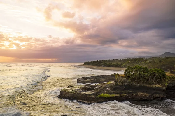 Pôr-do-sol dramático sobre a costa — Fotografia de Stock Grátis