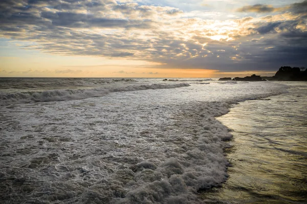 Atardecer dramático sobre la costa — Foto de Stock