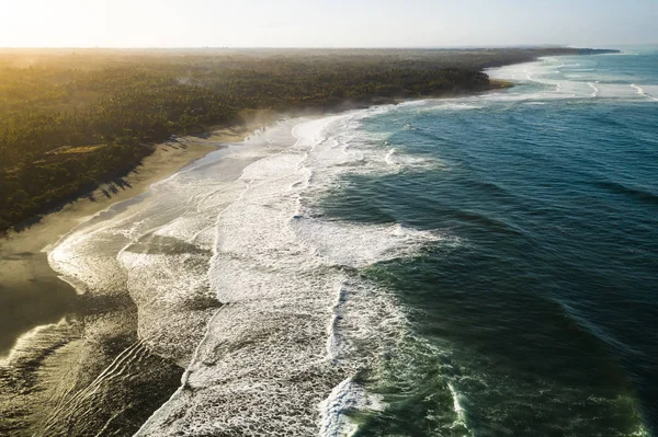 Coucher de soleil spectaculaire sur la côte — Photo