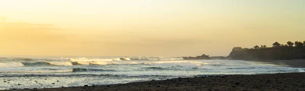 Lever de soleil panoramique sur un littoral — Photo