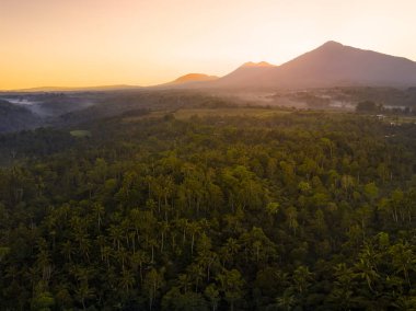 Gün doğumunda büyük volkan