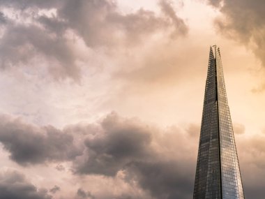 Gün batımında Londra Shard binası