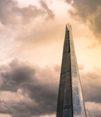 Gün batımında Londra Shard binası