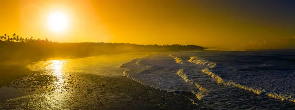 Dramatische zonsondergang over de kust — Stockfoto