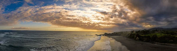 Dramatic apus de soare peste coastă — Fotografie, imagine de stoc