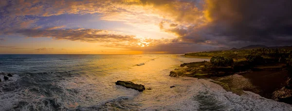 Δραματικό ηλιοβασίλεμα πάνω από την ακτή — Φωτογραφία Αρχείου