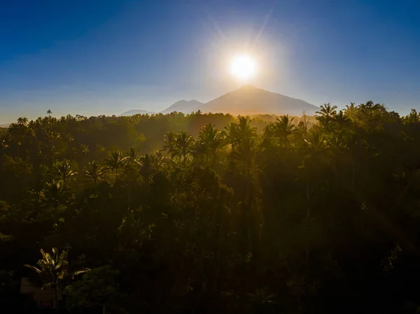 Duży wulkan o wschodzie słońca — Zdjęcie stockowe