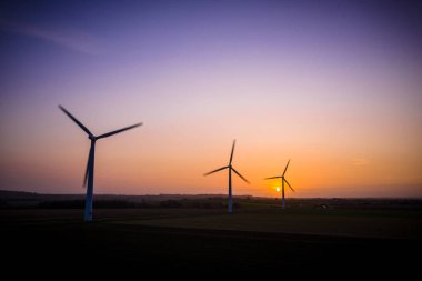 Güneşin doğuşunda üç büyük rüzgar türbini havadan alındı.