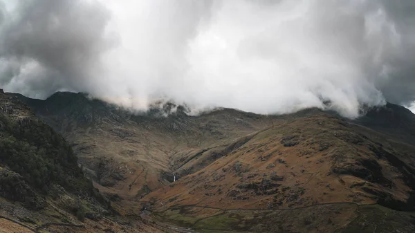 Storm wolken op een berg — Gratis stockfoto