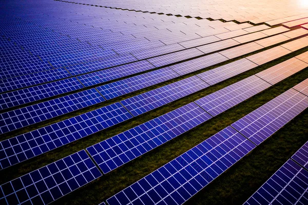 Naar beneden kijken op zonnepanelen — Stockfoto