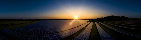 Panoramische zonne boerderij bij zonsopgang — Stockfoto