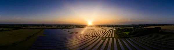Güneş çiftliği gün doğumunda panoramik