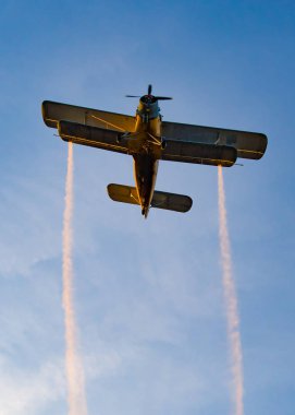 Canlı gün batımında uçan çift kanatlı uçak