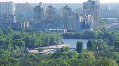 Yeşillik ve kıvrımlı Dnipro nehri Kyiv 'in ahenkli şehir manzarasını gözler önüne seriyor, doğal güzellikle havadan bakıldığında metropol karmaşıklığını birleştiriyor.