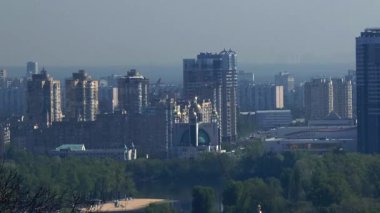 Çağdaş yüksek binalar, tarihi binalar, bereketli yeşillikler, şehir genelinde dolanan Dinyeper Nehri, kentsel mimari çeşitliliği yakalayan Kyiv şehir manzarası