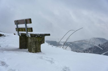 Kışın bir dağın tepesinde tezgah