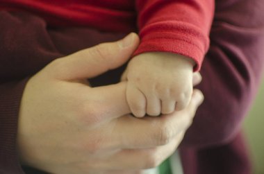 Anne ile bebeğin el