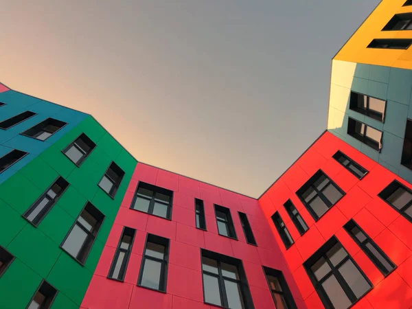 Çok renkli cephe siyah pencere çerçeveleri ile modern bir bina. Aşağıdan yukarıya görünümü. Tonda instagram