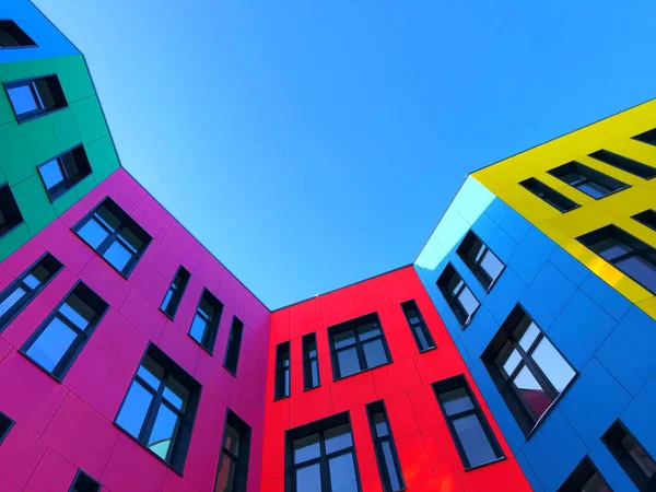 Meerkleurige Gevels Van School Met Zwarte Raamkozijnen Kijk Omhoog Vanuit — Stockfoto