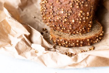 Lezzetli ve güzel kokulu Rus çavdar ekmeği el sanatları kağıdında bulunur. Kenarında baharatlı kişniş olan taze pişmiş ekmek. Dilimlenmiş et. Rusya 'nın ulusal mutfağı. Uzayı kopyala Kapat..