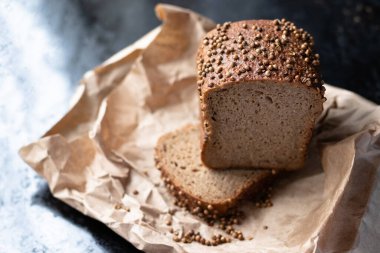 Lezzetli ve güzel kokulu Rus çavdar ekmeği el sanatları kağıdında bulunur. Kenarında baharatlı kişniş olan taze pişmiş ekmek. Dilimlenmiş et. Rusya 'nın ulusal mutfağı. Uzayı kopyala Kapat..