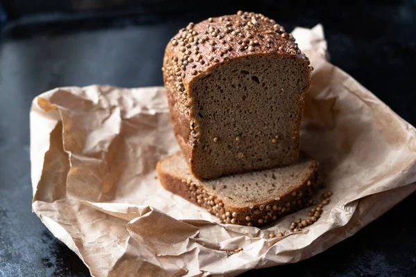 Lezzetli ve güzel kokulu Rus çavdar ekmeği el sanatları kağıdında bulunur. Kenarında baharatlı kişniş olan taze pişmiş ekmek. Dilimlenmiş et. Rusya 'nın ulusal mutfağı. Uzayı kopyala Kapat..
