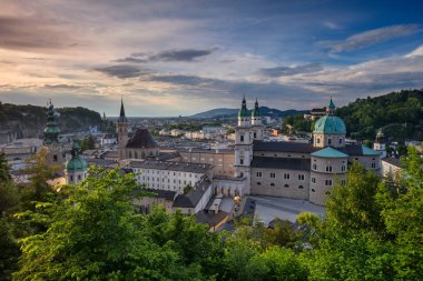 Salzburg, Avusturya. Salzburg, Avusturya Salzburg Katedrali bahar günbatımı sırasında ile Cityscape görüntü.