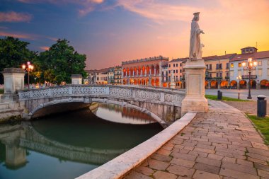 Padova. Padova, İtalya Prato della Valle günbatımı sırasında kare ile Cityscape görüntü.