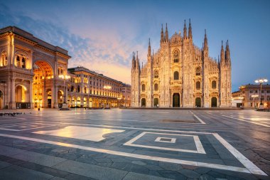 Milan. Milan, İtalya Milano Katedrali'ne birlikte Cityscape görüntüsünü gündoğumu sırasında.