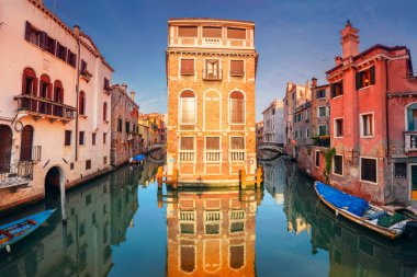 Venedik. Cityscape görüntü günbatımı sırasında Venedik dar kanal.