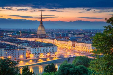 Turin. Torino, İtalya'nın hava cityscape görüntü günbatımı sırasında.