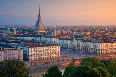 Turin. Torino, İtalya hava cityscape görüntüsünü yaz gündoğumu sırasında.