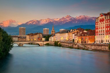 Grenoble. Grenoble, Fransa'nın Cityscape görüntü günbatımı sırasında.