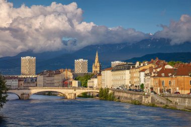 Grenoble. Grenoble, Fransa'nın Cityscape görüntü günbatımı sırasında.