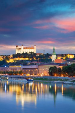 Bratislava. Bratislava, Slovakya sermaye şehir mavi twilight saat sırasında Cityscape görüntü.