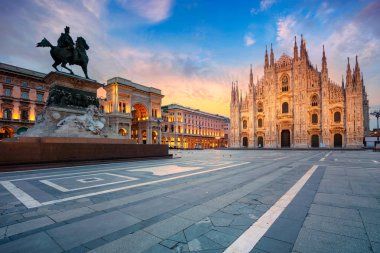 Milan. Milan, İtalya Milano Katedrali'ne birlikte Cityscape görüntüsünü gündoğumu sırasında.