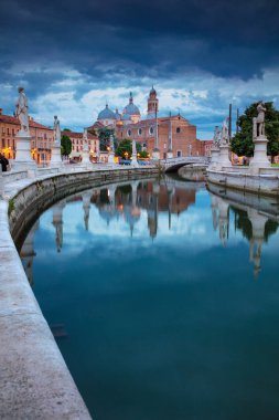 Padua. Padua, İtalya Prato della Valle günbatımı sırasında kare ile Cityscape görüntü.