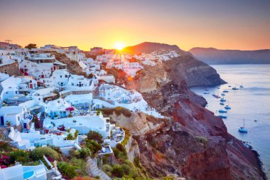 Oia, Santorini. Ünlü köyü Cyclades Santorini Adası, Güney Ege, Yunanistan birinde bulunan Oia görüntüsünü.