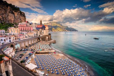 Atrani. Amalfi Coast, İtalya üzerinde bulunan Atrani ünlü kıyı köyün havadan görünümü.